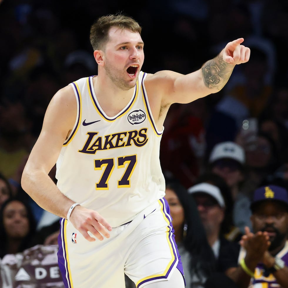 Luka Doncic celebra una anotación suya en el duelo entre Lakers y el Heat.