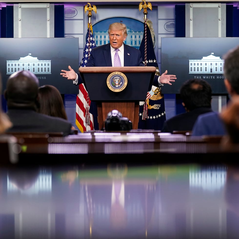 El presidente Donald Trump habla en una conferencia de prensa desde la sala James Brady, en la Casa Blanca.