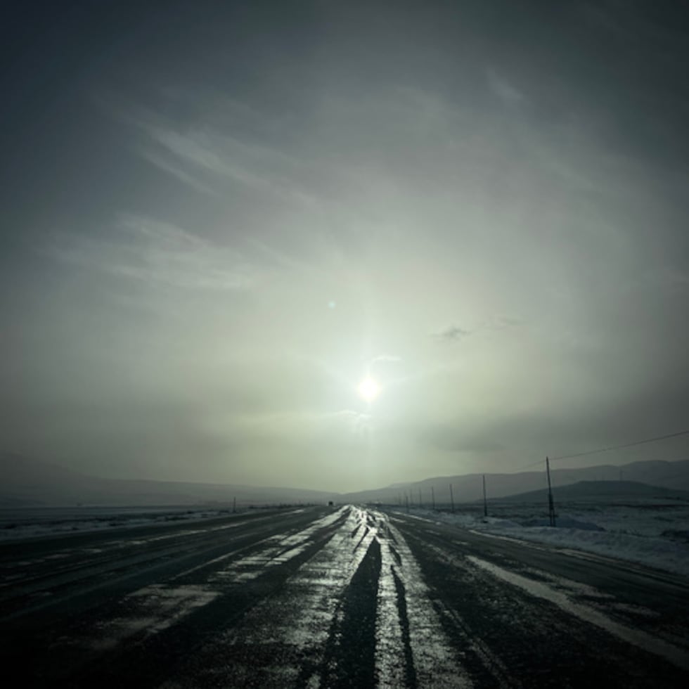 Una carretera desierta se extiende hacia el paso fronterizo de Kapikoy entre Turquía e Irán, cerca de Van, Turquía, sábado 4 de abril de 2026. (AP Photo/Francisco Seco)