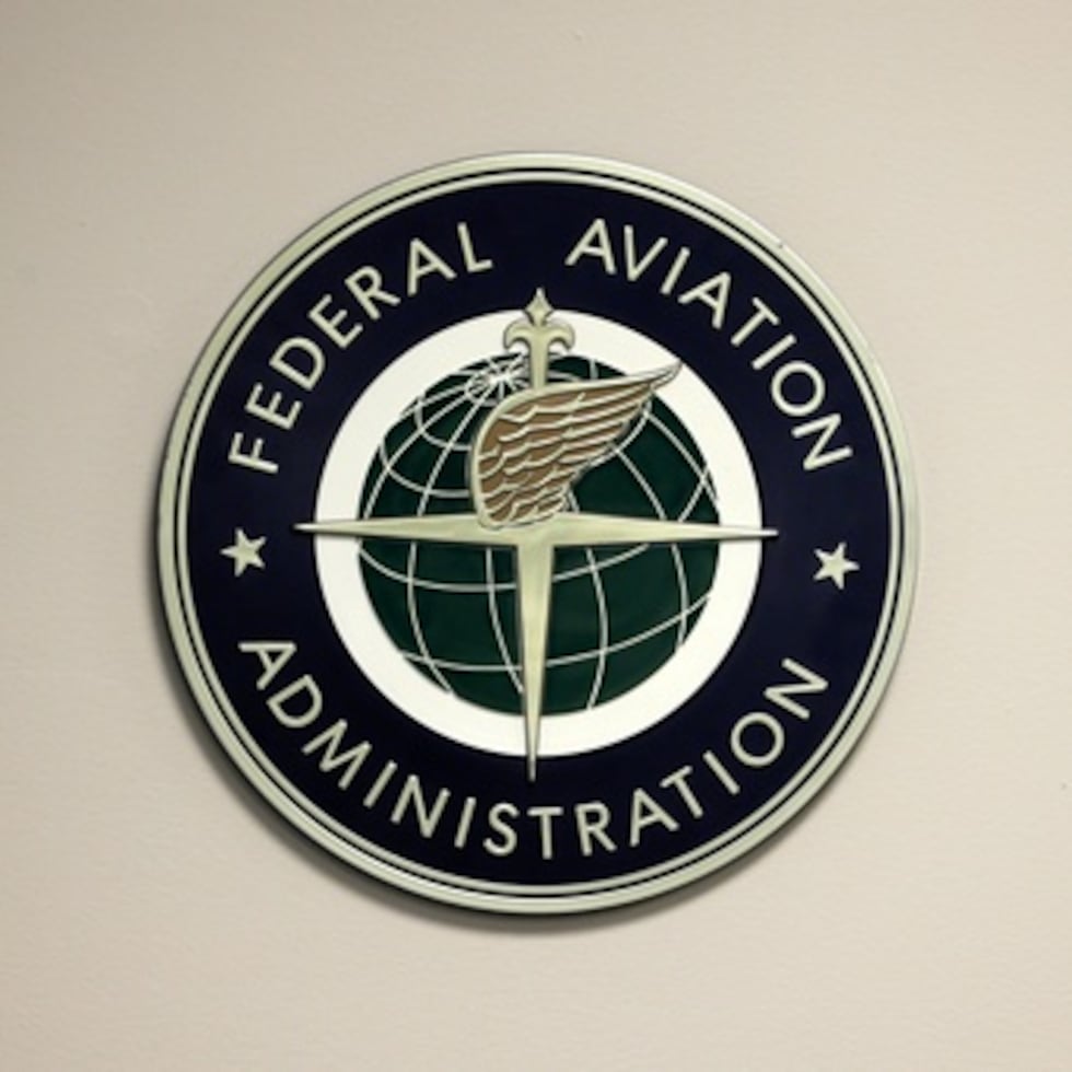 Un aviso publicado en el sitio web de la FAA indicó que las restricciones temporales de vuelo eran por “razones especiales de seguridad”.