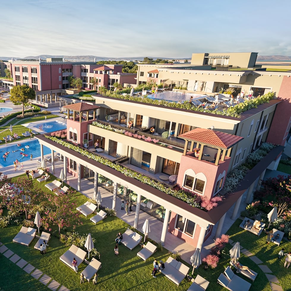 El bienestar alcanza su punto máximo en el spa ubicado en el techo del hotel Cavallino Bianco Caorle, donde una piscina infinita se funde con el horizonte azul del Mar Adriático.