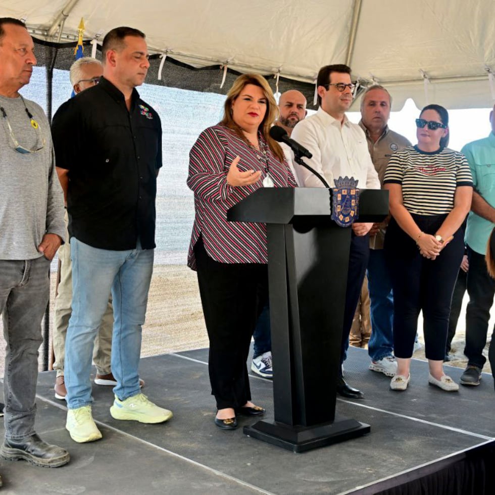 La reconstrucción de las villas pesqueras ha sido uno de los principales retos tras el huracán María. Al centro, la gobernadora Jenniffer González.