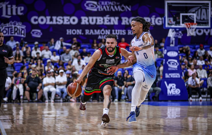 Iván Gandía es defendido por Isaiah Palermo durante un partido entre Vaqueros y Santeros de temporada regular.