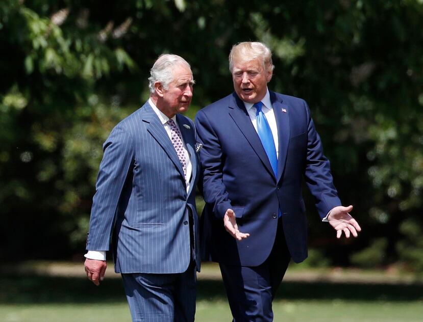 El presidente Donald Trump camina con el príncipe Charles después de llegar al Palacio de Buckingham, el lunes 3 de junio de 2019, en Londres.