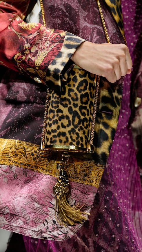 La colección combinó los estampados superpuestos distintivos de Cavalli.