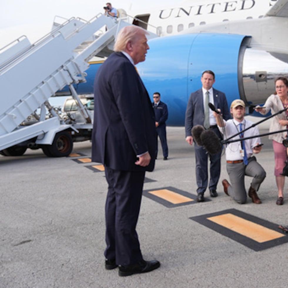 El presidente Donald Trump habla con los periodistas antes de abordar el Air Force One en el Aeropuerto Internacional de Palm Beach, en West Palm Beach, Florida.