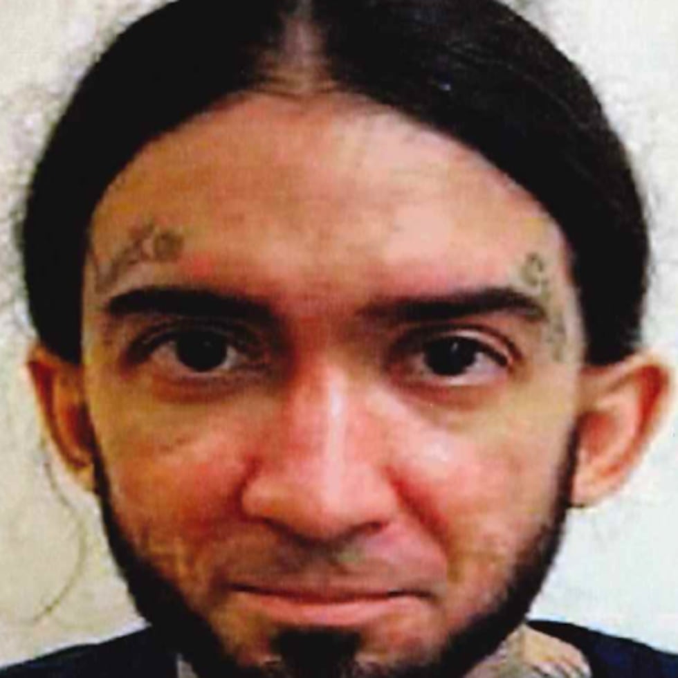 Al momento de su desaparición vestía un jogger negro, camisa negra, tenis blancas y negras.