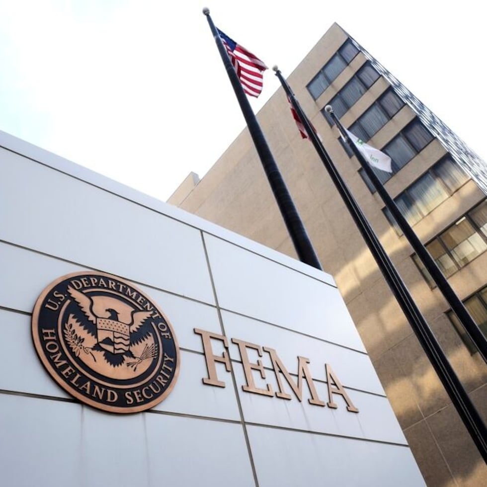 FEMA, through an official spokesperson, stated that Governor Jenniffer González is acting “responsibly by using the tools at her disposal, coordinating with federal partners, and securing support for Puerto Rico.”
