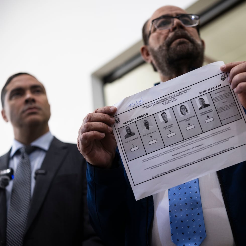 Aníbal Vega Borges (der.) precisó que hay 13,286 electores hábiles y que espera una participación de entre 2,500 y 3,500 personas.