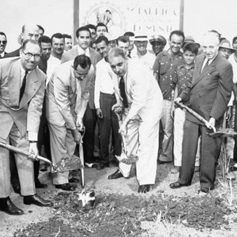 El gobernador de Puerto Rico, Luis Muñoz Marín, en compañía de funcionarios estatales y federales, colocan la primera piedra en la construccion de la urbanización Puerto Nuevo, en Hato Rey, como parte de los proyectos relacionados al la Operación Manos a la Obra.