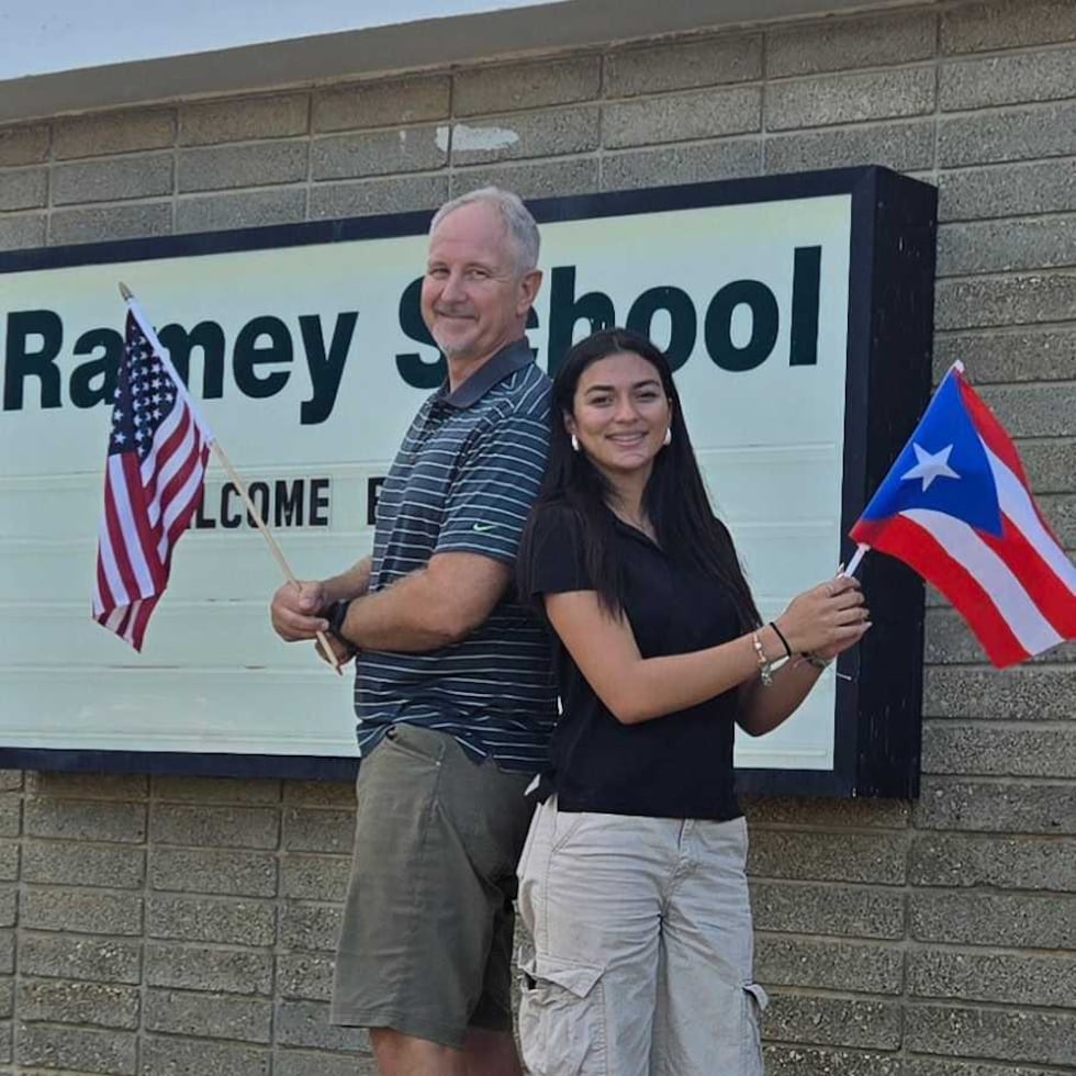 Arriba, el maestro Tim Proskauer y la estudiante de undécimo grado Natalia Acosta.