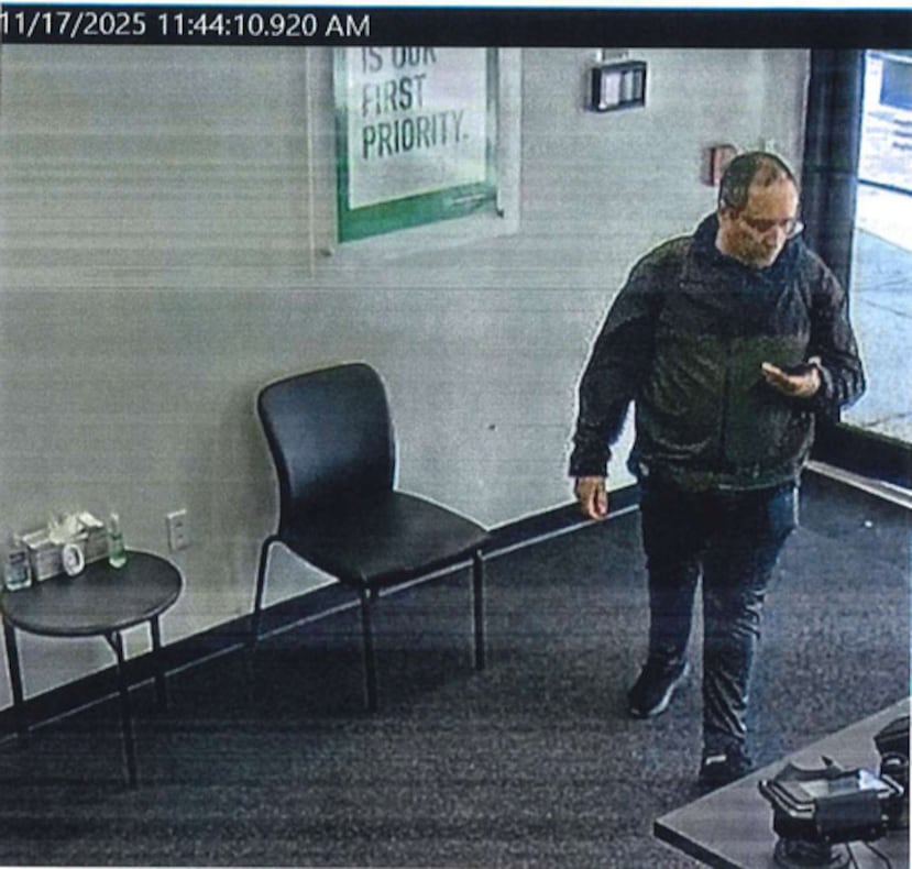 En la imagen, proporcionada por el Departamento de Policía de Providence, se muestran imágenes de vigilancia de Claudio Neves Valente, sospechoso en el tiroteo masivo ocurrido en la Universidad Brown. (Departamento de Policía de Providence vía AP)