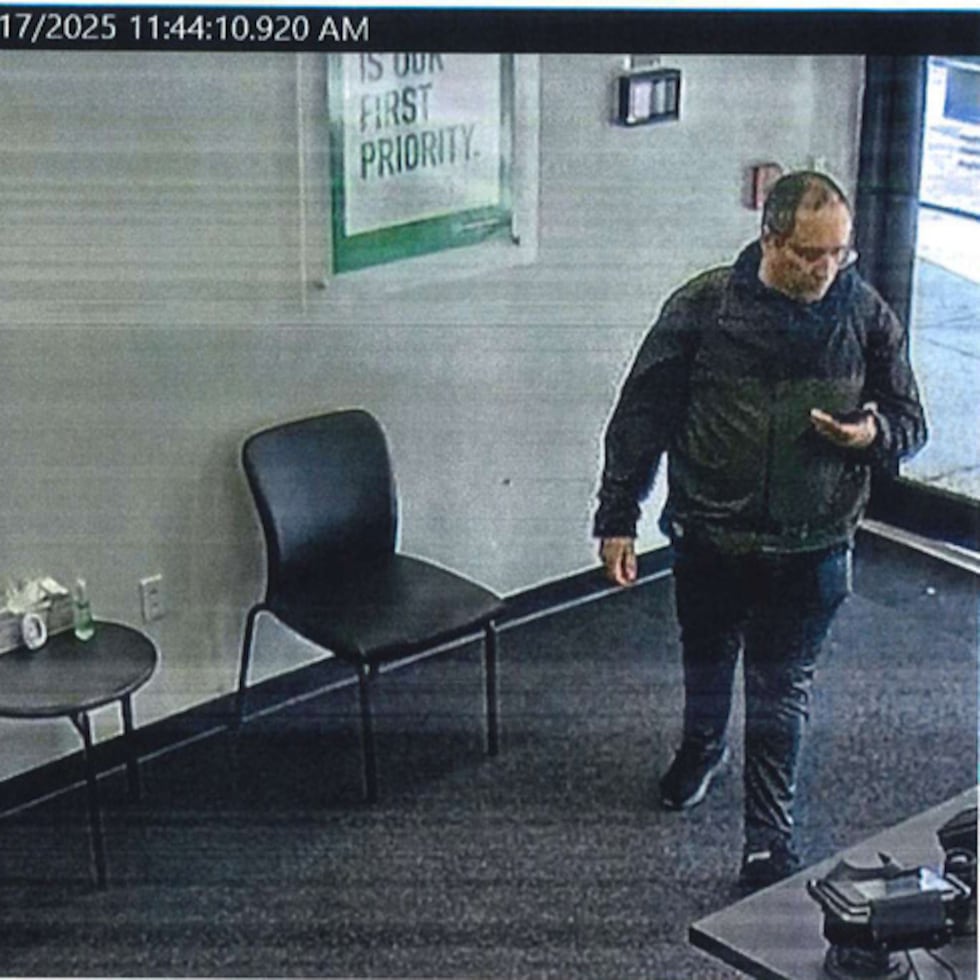 En la imagen, proporcionada por el Departamento de Policía de Providence, se muestran imágenes de vigilancia de Claudio Neves Valente, sospechoso en el tiroteo masivo ocurrido en la Universidad Brown.