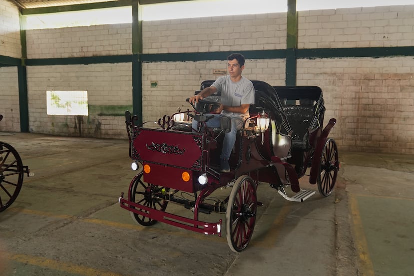 El ingeniero David Zúñiga prueba un carruaje eléctrico en un almacén en Cartagena, Colombia.
