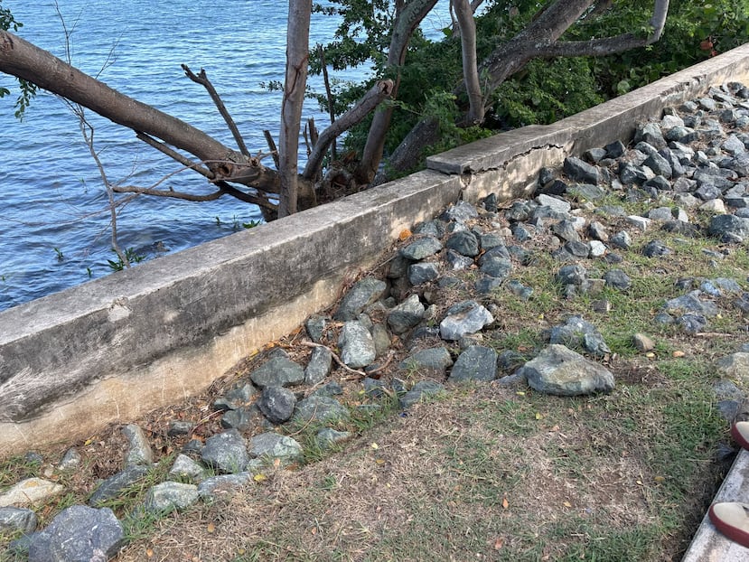 El movimiento y la energía de las olas causaron un socavón cerca de la marginal de la avenida Baldorioty de Castro, frente al Parque Nacional Jaime Benítez, que, a su vez, derrumbó parte del muro.