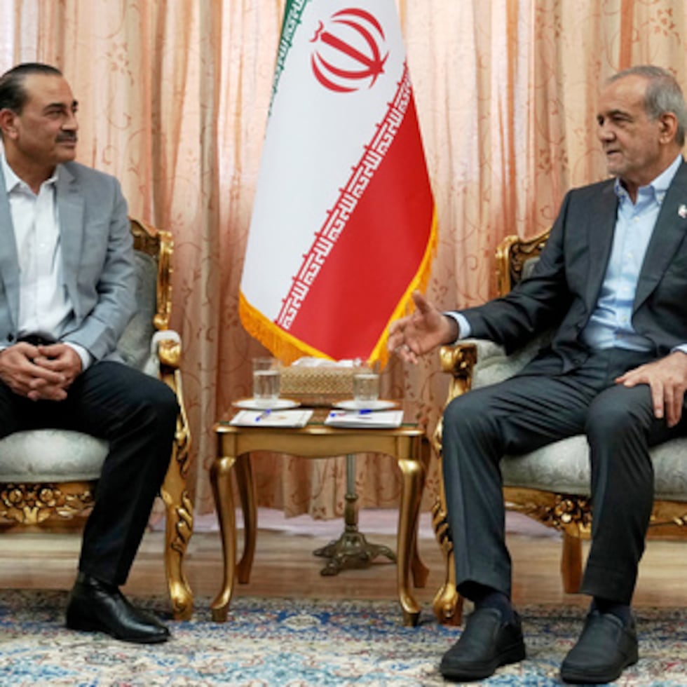 El presidente Masoud Pezeshkian, a la derecha, habla con el jefe del ejército de Pakistán, el mariscal de campo general Asim Munir, en Teherán, Irán, el sábado 23 de mayo de 2026.