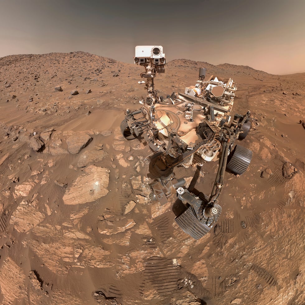 Esta imagen proporcionada por la NASA muestra al rover Perseverance Mars de la NASA tomándose una foto compuesta por 62 imágenes individuales.