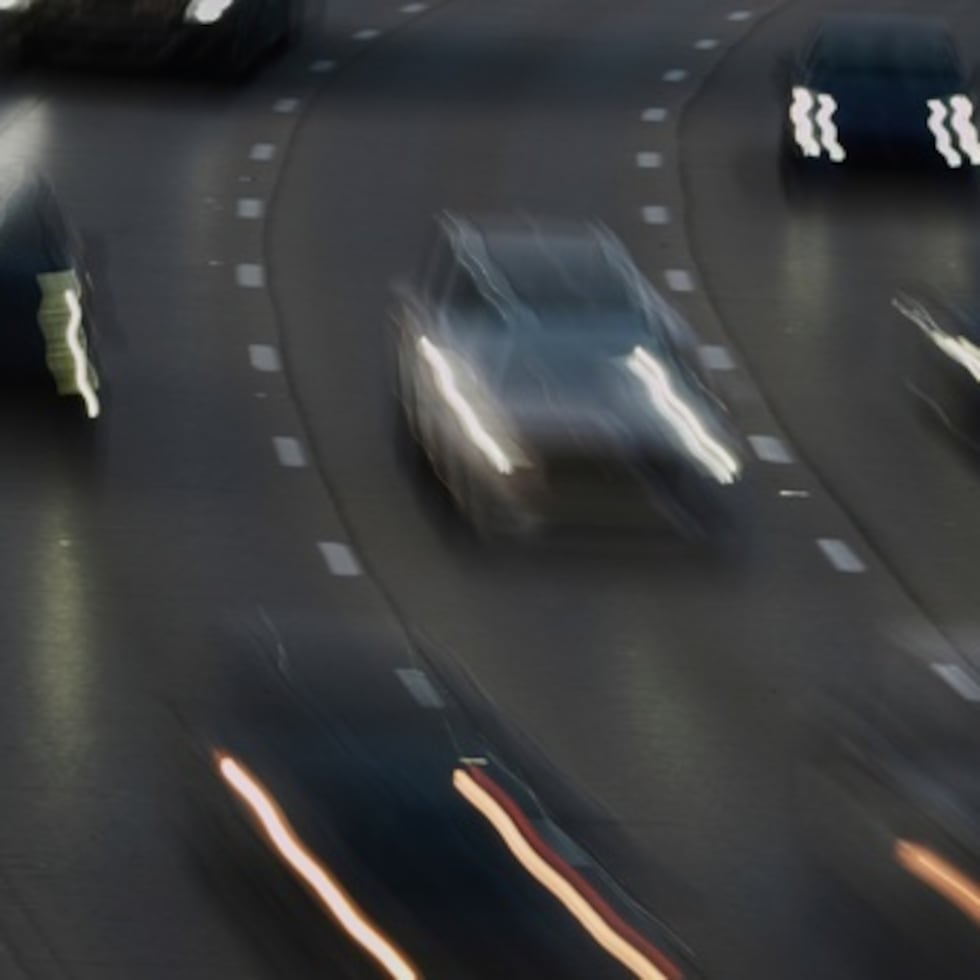 ARCHIVO - Vehículos circulan por una autopista el 30 de julio de 2025, en Cincinnati. (AP Photo/Joshua A. Bickel, Archivo)
