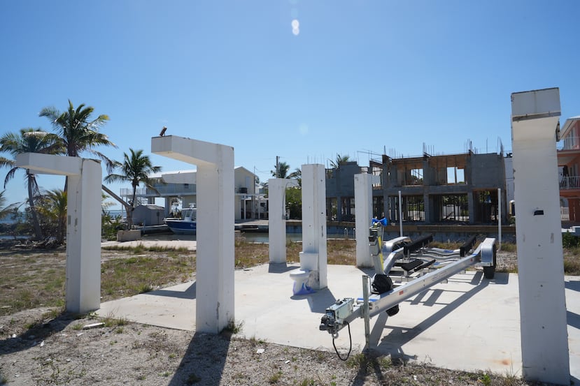 Un remolque está estacionado en una propiedad donde se reportó el robo de una embarcación Pro Line de 1981 en los Cayos de Florida, Florida, el viernes 27 de febrero de 2026. (Foto AP/Marta Lavandier)
