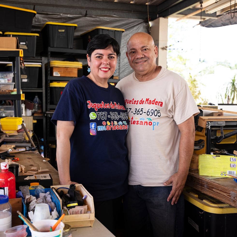 Rafael Cardona Rodríguez y su esposa Rosa Colón Hernández confeccionan entre 300 a 400 juguetes de madera para venderlos en la época de Navidad, a través de Mi artesano PR, una empresa familiar que arrancó en el tiempo de pandemia.