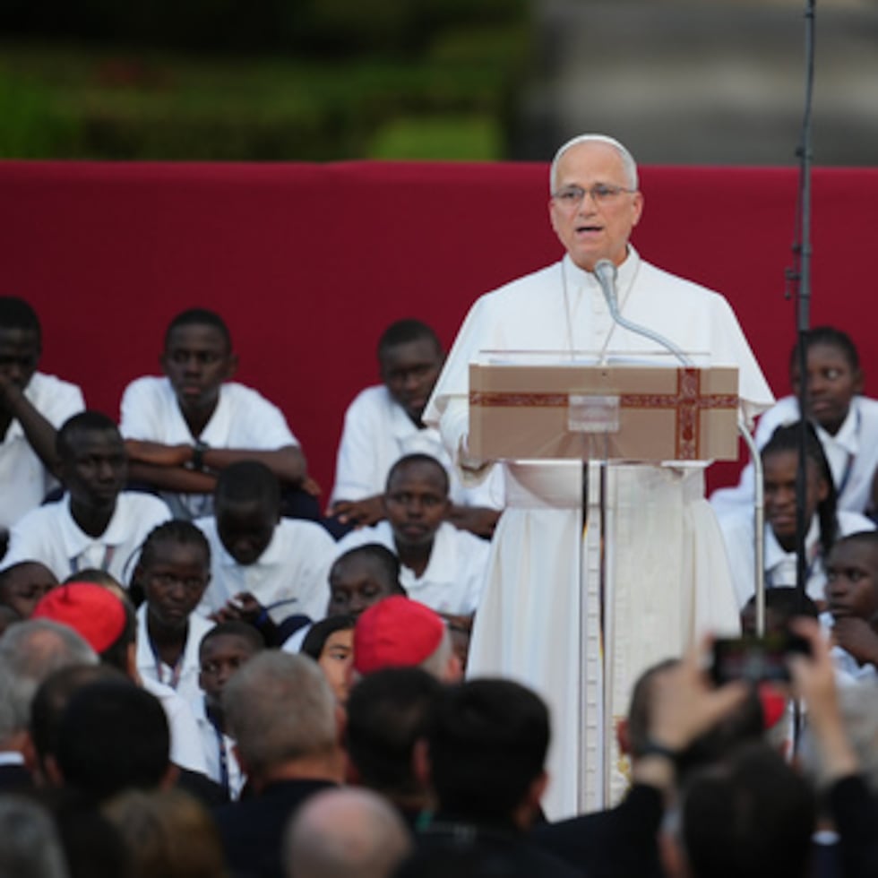 El papa León XIV pronuncia unas palabras mientras asiste al encuentro de oración y fraternidad «Cántico de la Paz» en Borgo Laudato Si', en Castel Gandolfo, a unos 30 kilómetros (19 millas) al suroeste de Roma, Italia, el miércoles 29 de julio de 2026. (Foto AP/Alessandra Tarantino)