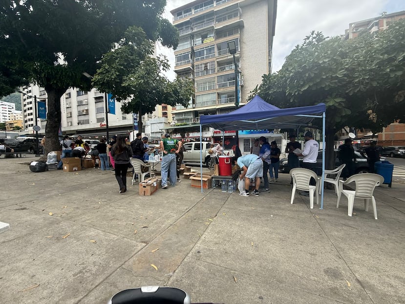 La puertorriqueña María Edén Sánchez dijo que han podido conseguir algunos "snacks" para comer.