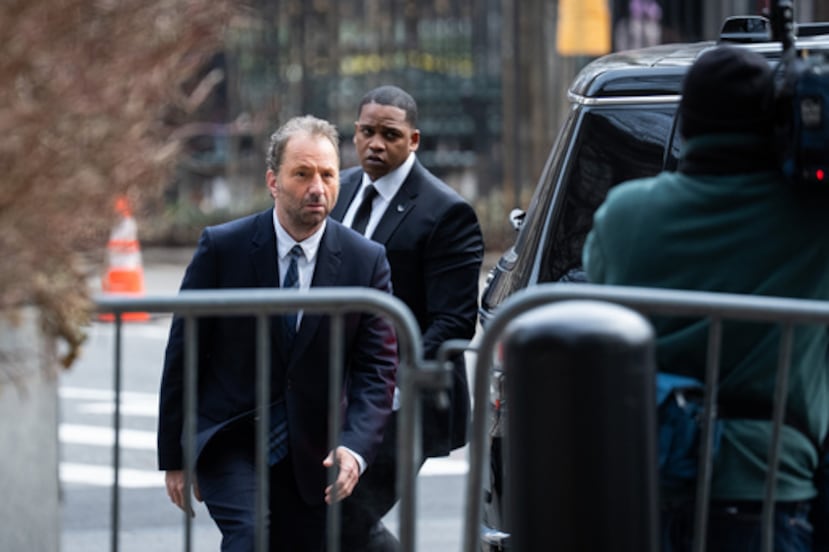 Michael Rapino, a la izquierda, director ejecutivo y presidente de Live Nation Entertainment Inc, llega al tribunal federal de Manhattan, el jueves 19 de marzo de 2026 en Nueva York. (AP Photo/Adam Gray)