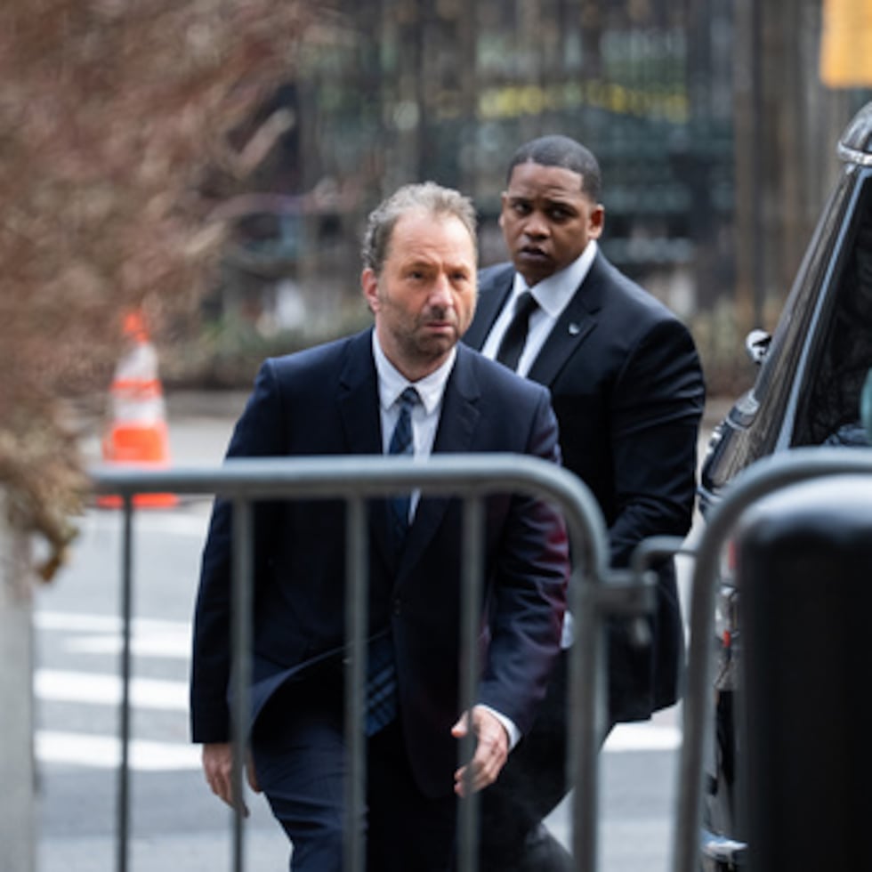 Michael Rapino, a la izquierda, director ejecutivo y presidente de Live Nation Entertainment Inc, llega al tribunal federal de Manhattan, el jueves 19 de marzo de 2026 en Nueva York.