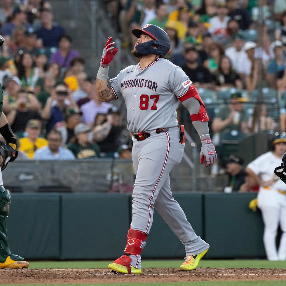 Andrés Chaparro, de los Nationals de Washington, recorre las bases tras conectar un jonrón de dos carreras durante la quinta entrada del partido contra los Athletics en West Sacramento.