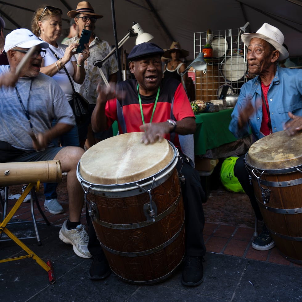 Al centro, Mario Cepeda Brenes, tocando su tambor.