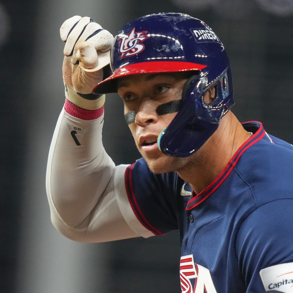 El estadounidense Aaron Judge gesticula tras batear un sencillo ante República Dominicana en el Clásico Mundial.