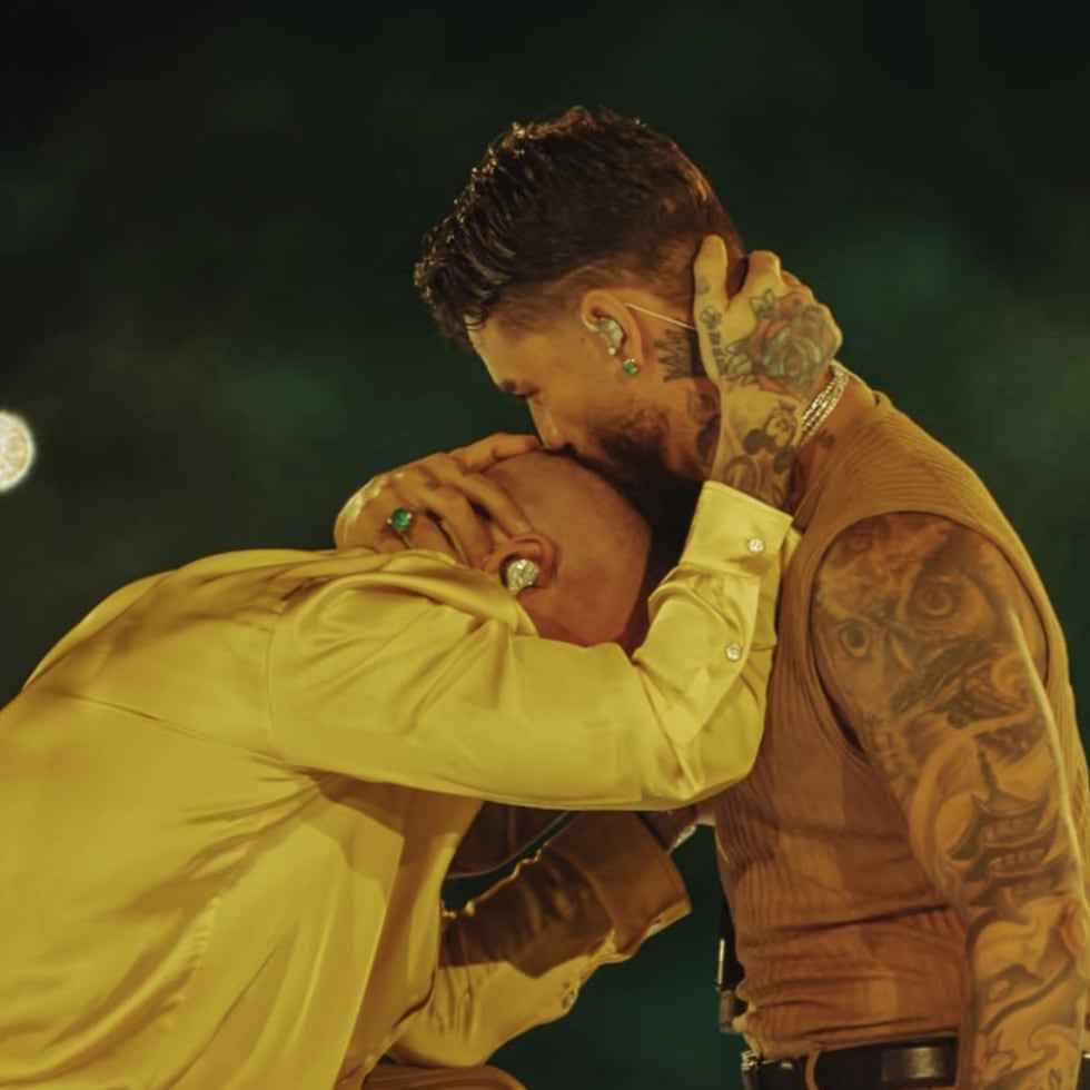 Maluma abraza y besa en la cabeza a J Balvin durante su concierto en Medellín, Colombia. (Instagram)