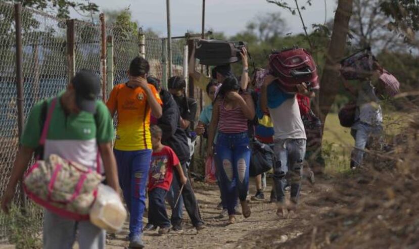 Grupo de venezolanos en uno de los recorridos para abandonar su país. (TODAS LAS FOTOS PRENSA ASOCIADA)