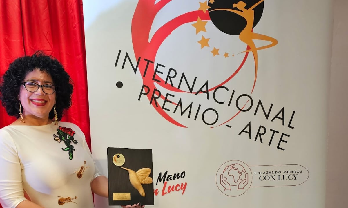 Actriz puertorriqueña Raquel Santiago gana premio internacional por monólogo de "La Casa de Bernarda Alba"