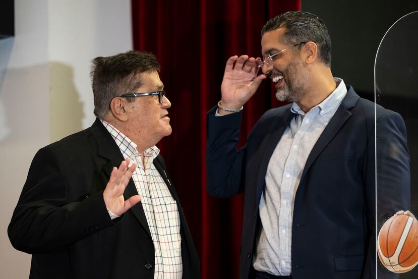 Armando Torres Ortiz habla con el presidente del BSN, Ricardo Dalmau.