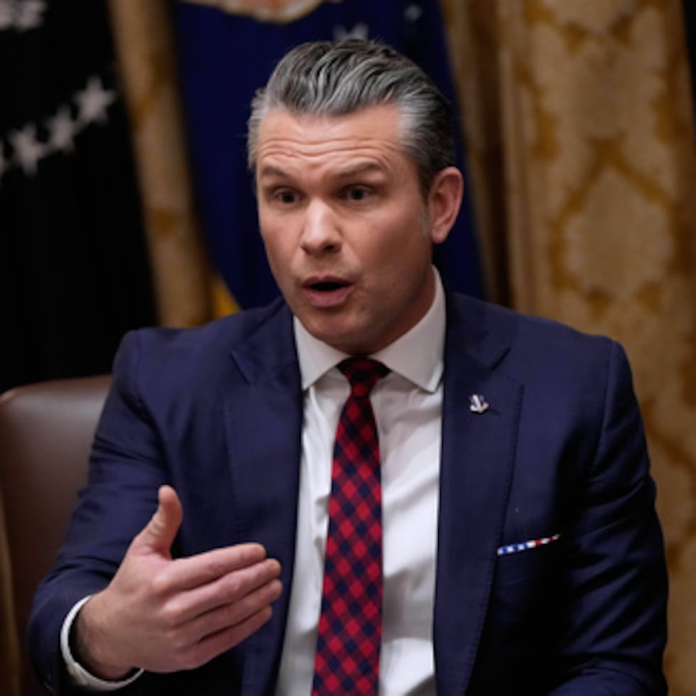 El secretario de Defensa, Pete Hegseth, habla durante una reunión del Gabinete en la Casa Blanca, el martes 2 de diciembre de 2025, en Washington. (AP Photo/Julia Demaree Nikhinson)