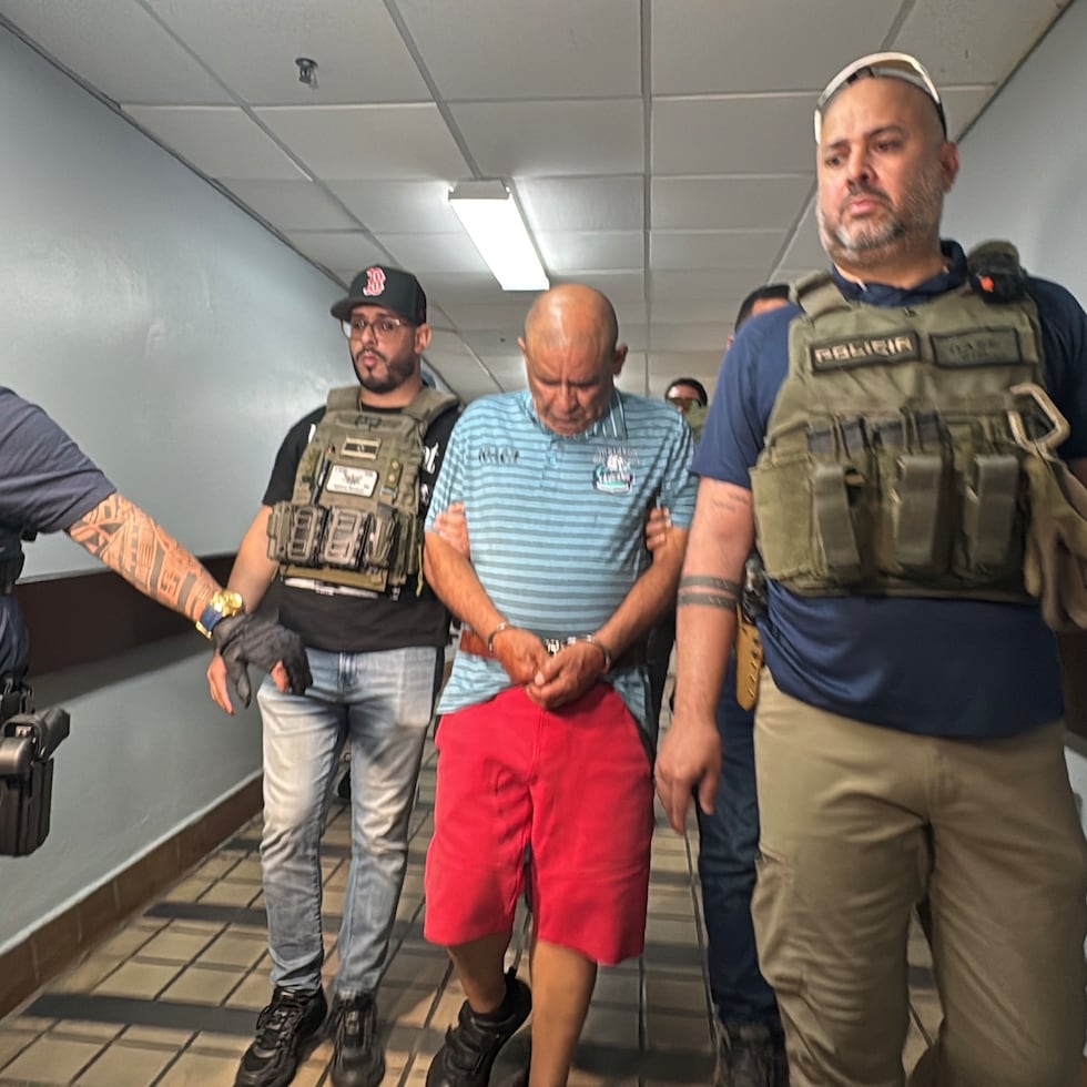 Carlos Manuel Estefano Pino, de 67 años, fue detenido por oficiales del Departamento de Corrección y Rehabilitación, y de la Policía.