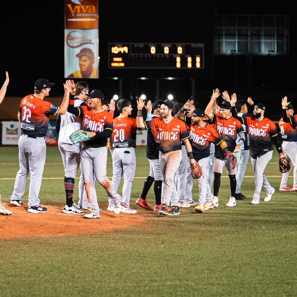 Leones de Ponce celebran el pase a la final en Carolina.