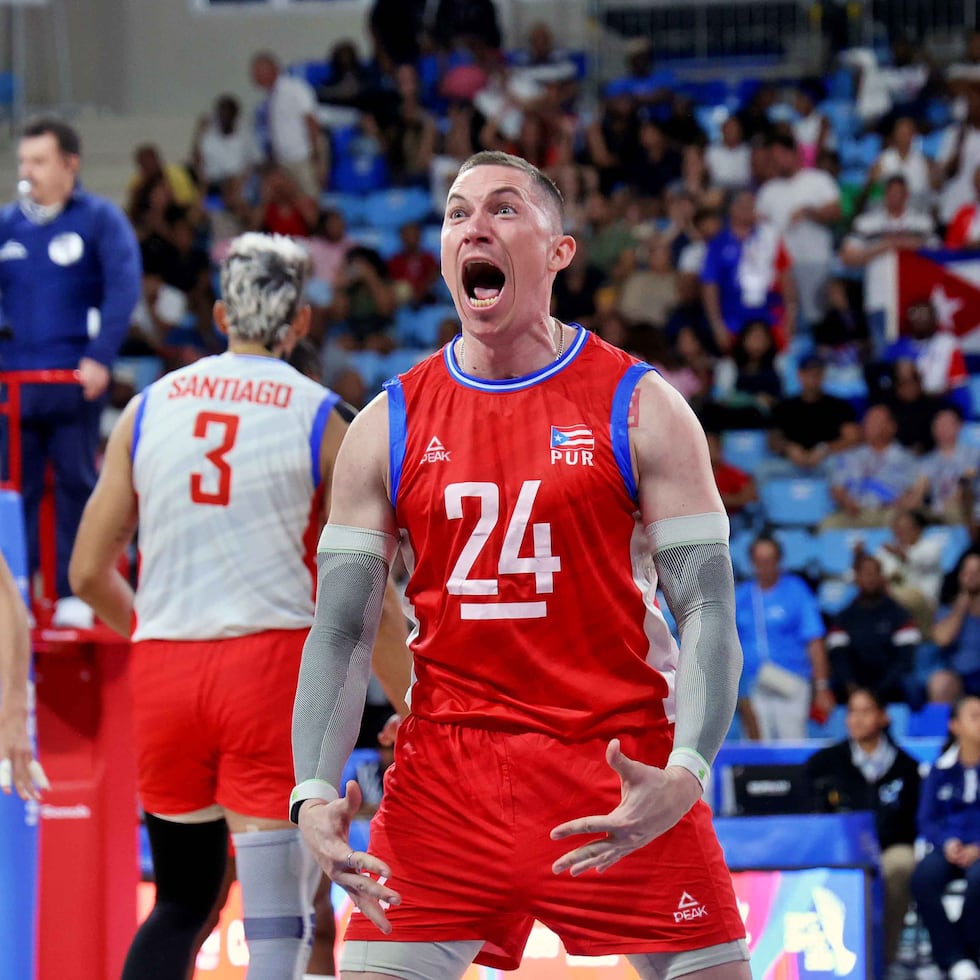 El líbero y capitán, Arnel Cabrera, derrochó energía durante la victoria de Puerto Rico sobre Cuba en el inicio del torneo de voleibol de cancha de Santo Domingo 2026.