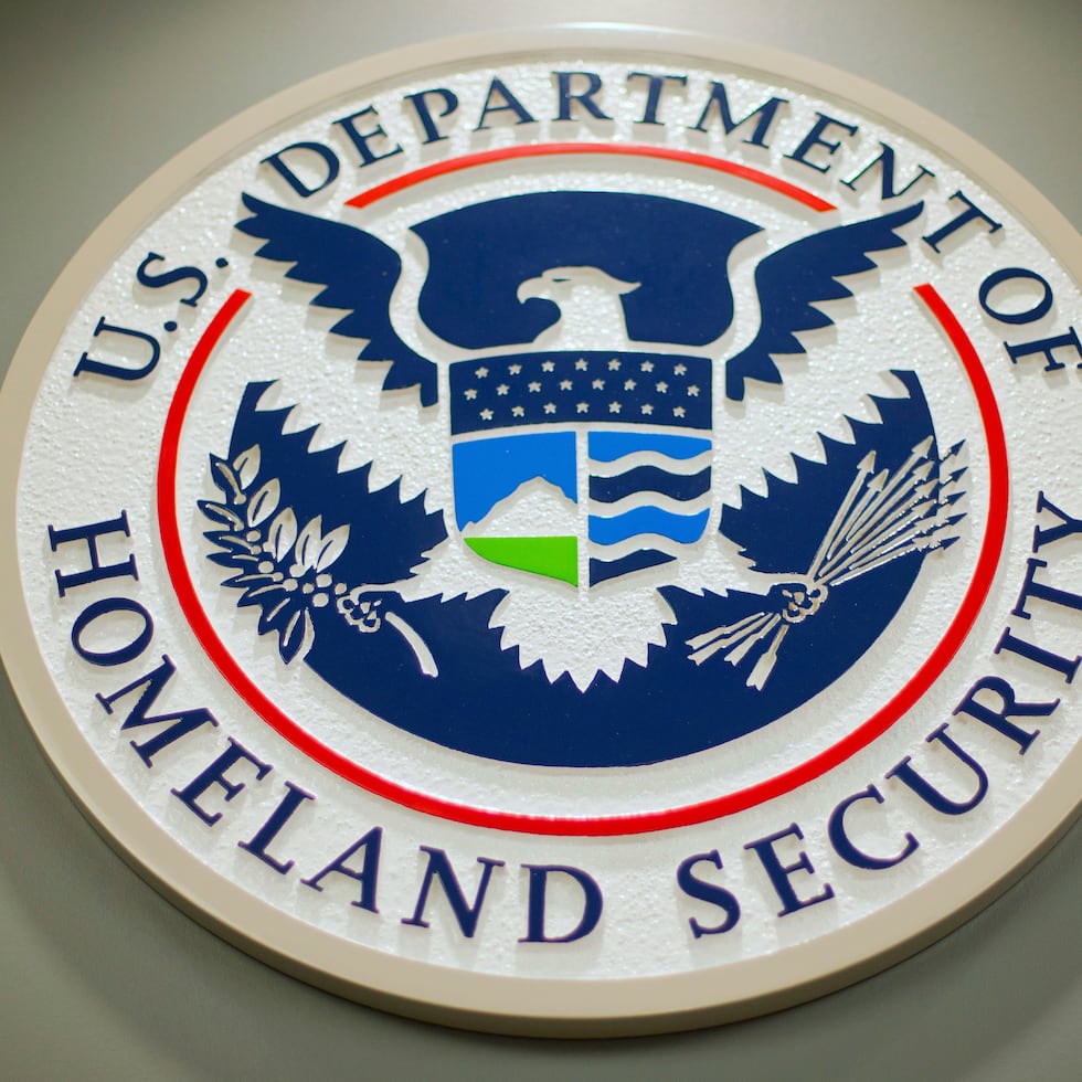 En una publicación en redes sociales, el DHS (siglas en inglés del departamento) publicó capturas de pantalla de un mensaje enviado el viernes desde una dirección de correo electrónico de Hilton, en el que se decía que no se les permitiría a los agentes hospedarse en el hotel y que su reserva había sido cancelada.