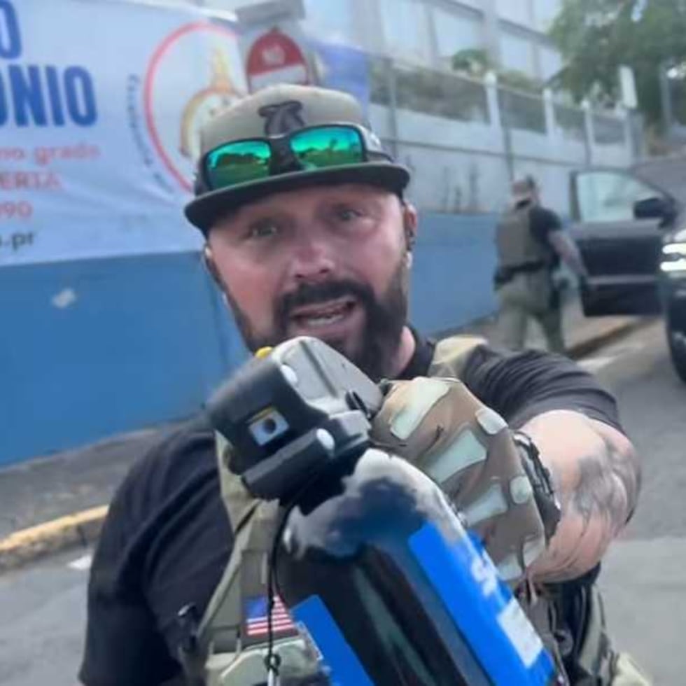Agente de ICE apuntando con gas pimienta a una integrante de la Colectiva Feminista en Construcción. (Instagram)
