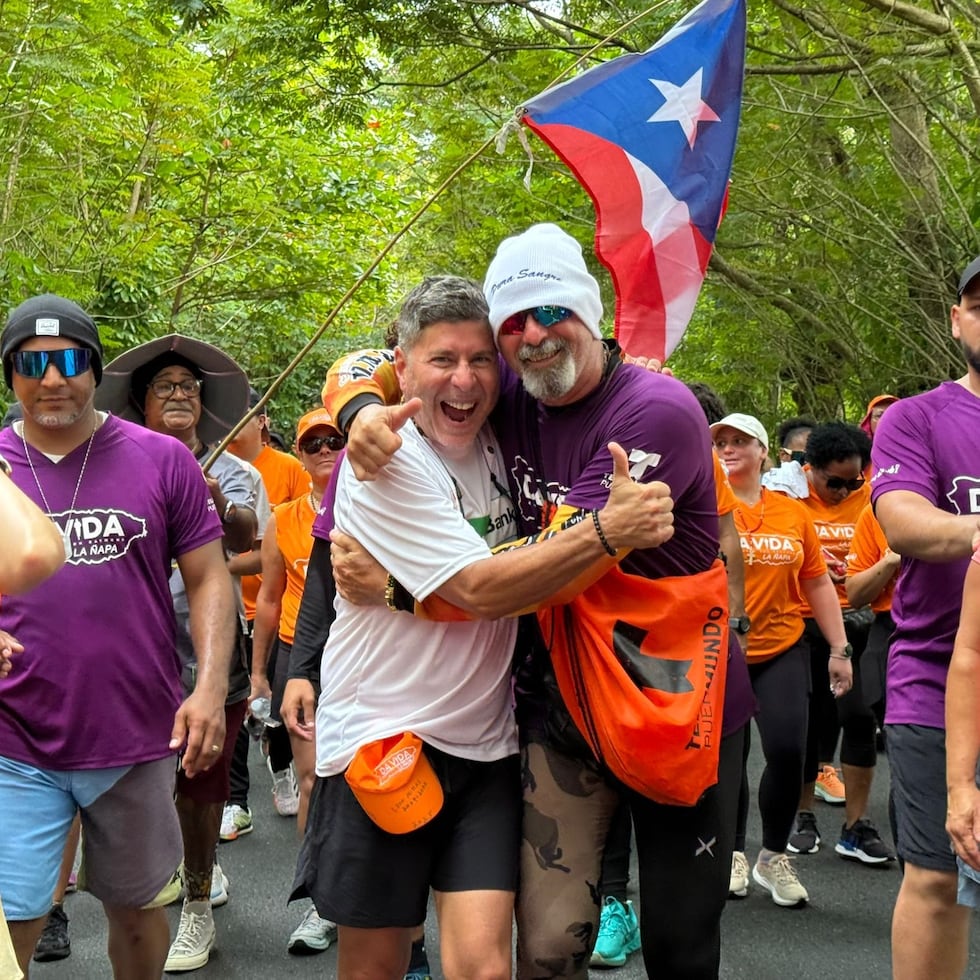 Raymond Arrieta junto a Carlos Toro "Pura Sangre", quien lo ha acompañado desde la primera edición de la caminata "Da Vida" en 2009.