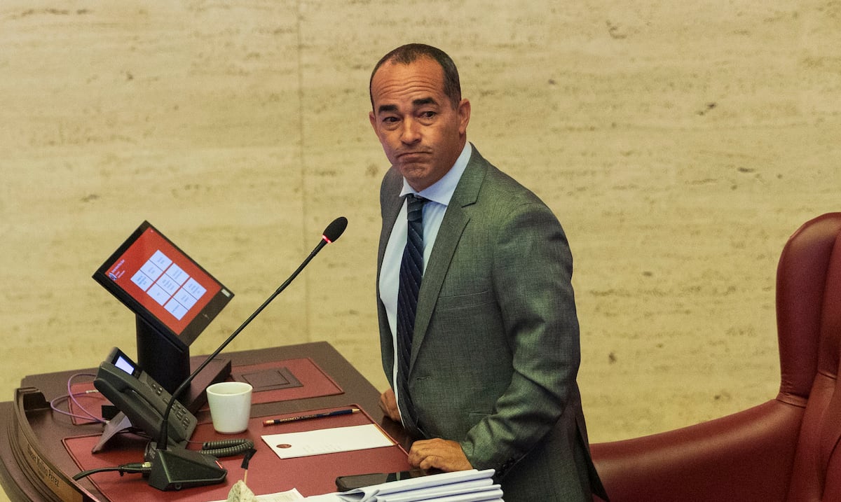 Multan por $1,000 al senador Eliezer Molina por supuestas expresiones y gestos “irrespetuosos” contra miembros del orden público