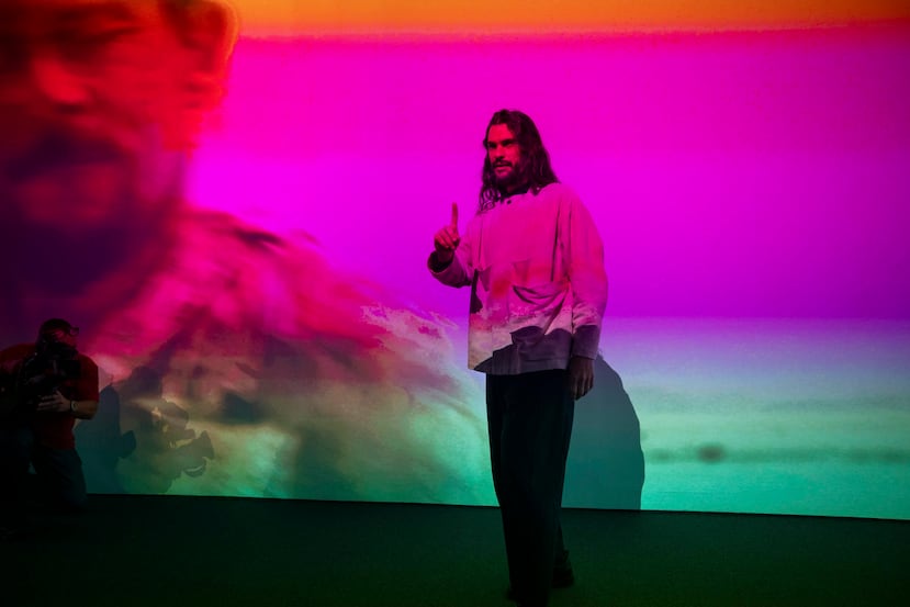 El cineasta gallego Oliver Laxe, ante la instalación, que es parte de la investigación y de las grabaciones de la película Sirat, Gran Premio del Jurado en Cannes, 2025.