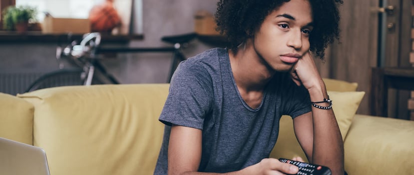 El ver tantas series generará que ya no sean tan reforzantes, es lo mismo que le pasa a un adicto que consume constantemente drogas. (Shutterstock)