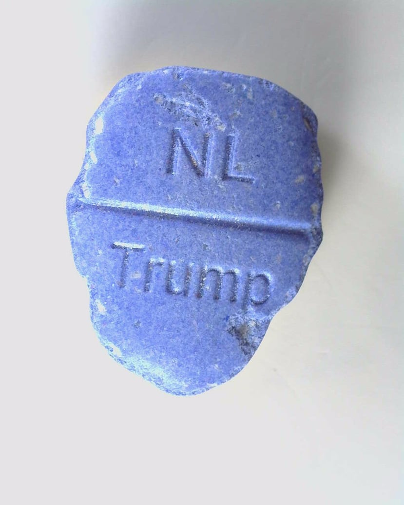 Esta fotografía sin fecha, facilitada por el Instituto Trimbos de Salud Mental y Adicciones, muestra una pastilla que presenta la imagen del presidente estadounidense Donald Trump en una cara y, en la otra, las siglas "NL" y el nombre "Trump" grabados en la superficie. (Instituto Trimbos de Salud Mental y Adicciones vía AP)