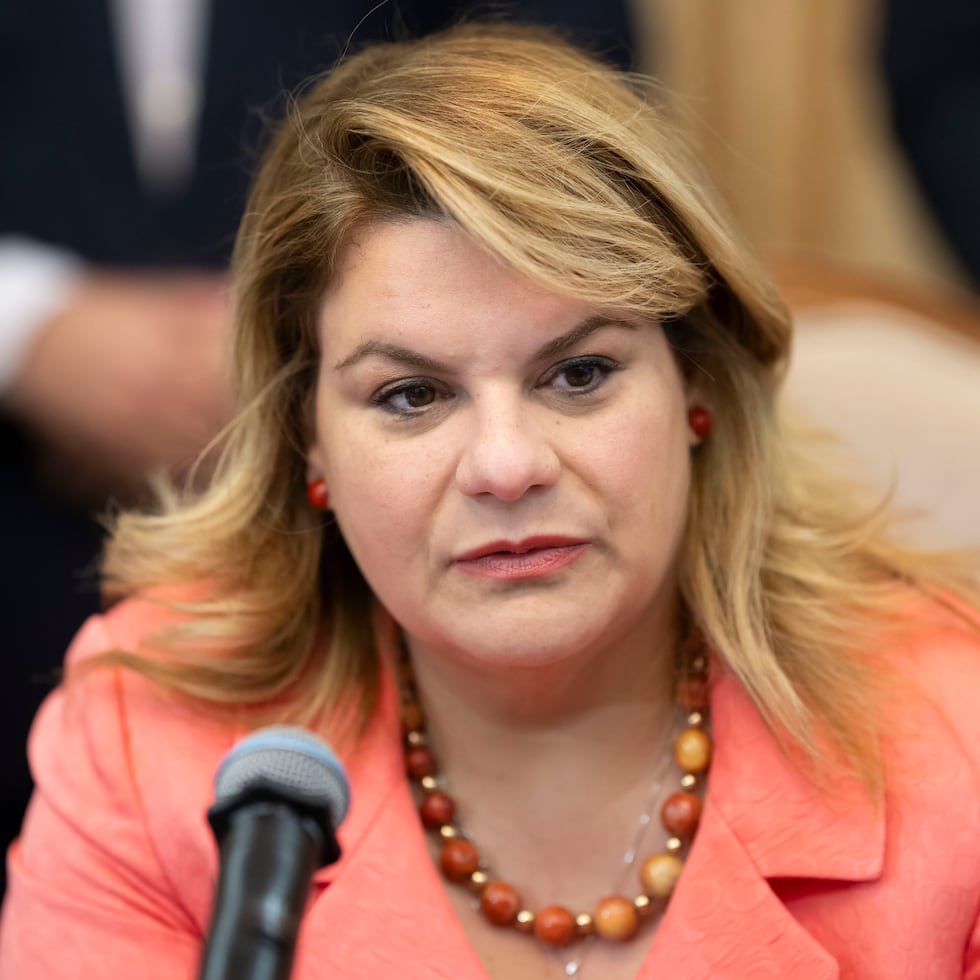 La gobernadora Jenniffer González anunció hoy los ajustes al plan establecido por la AAA.