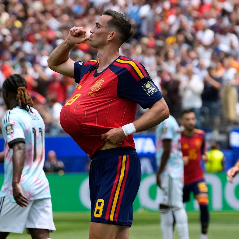 El español Fabián Ruiz (8) celebra tras anotar el primer gol de su equipo durante el partido de cuartos de final de la Copa del Mundo entre España y Bélgica.