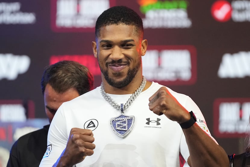 El británico Anthony Joshua se encuentra en el escenario durante un careo contra el estadounidense Jake Paul en una conferencia de prensa para promocionar su próximo enfrentamiento de boxeo de peso pesado, el miércoles 17 de diciembre de 2025, en Miami Beach, Florida. (AP Photo/Lynne Sladky)