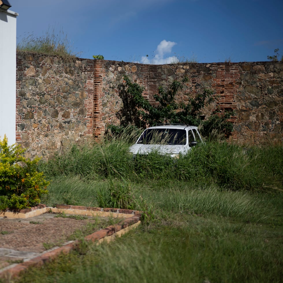 En el exterior, la histórica estructura exhibe un auto abandonado que comienza a llenarse de hierbas y pasto.